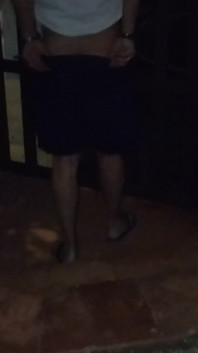 Mostrando sua bunda ao ar livre