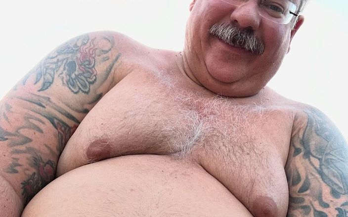 Hand-Free-Daddy-Chub: Tombul şişman koçun büyük düşük askıları ve açık deliği var
