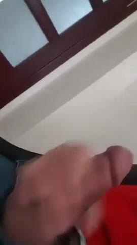 Horny Inn: Tati turc se masturbează