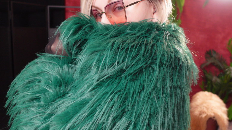 Arya Grander: Kolekce sexy kožichů - část 2. Fetiš milf Arya Grander