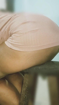 의자에 앉아 있는 갈색 머리, 후장 깊숙이 삽입을 위해 엉덩이를 들어 올립니다.