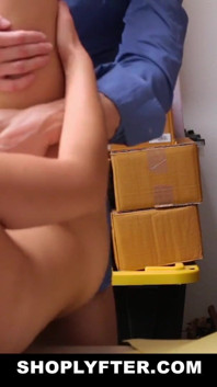 Zlodějská teenagerka chycena a bušena