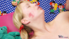 Czech Pornzone: Sexy blondýnka si hraje s make-upem a tvrdým ptákem