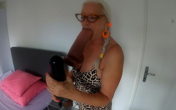 Hotvaleria: Dildo e sperma per me