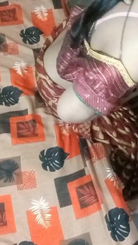 Muy hermosa india en sari rojo