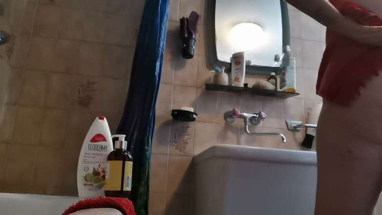 Nicoletta Embassi: Rituel De La Douche : Eau Chaude, Pipi De Peau Mousseux...