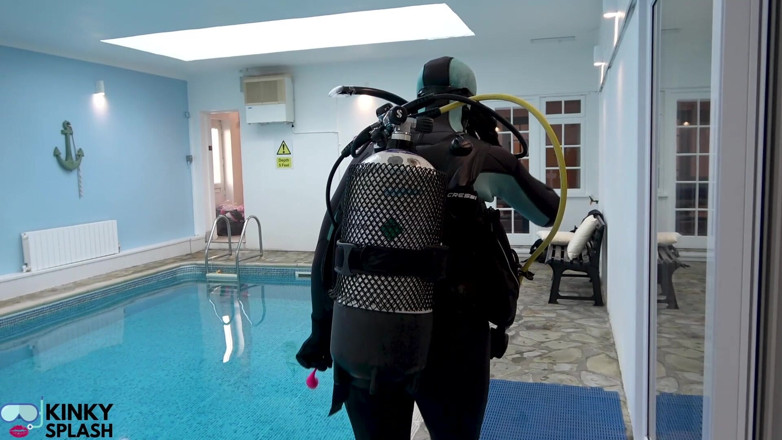 UKCuteGirl Lucy Lauren: Scuba Agent Lucy återvänder: oavsiktlig aktivering