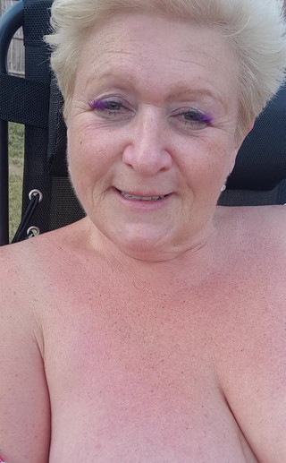 Uk Joolz: 坐在我的花园里，在阳光下让那些漂亮的奶子出来写我的下一个博客成人工作！