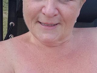 UK Joolz: उन खूबसूरत स्तनों को धूप में बाहर निकालना, जबकि मेरे बगीचे में बैठे हुए वयस्क काम के लिए मेरा अगला ब्लॉग लिख रहे हैं!