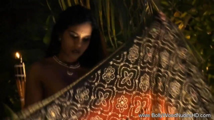 Bollywood Nudes: エロティックなダンスの動きを通して彼女の道を感じる