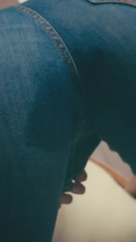 Squirting Disordinato Sui Jeans Hollister. Una Figa Bagnata
