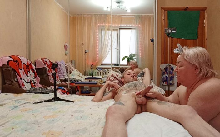 Zona901: Svärmor gör manuell stimulering av min oljiga kuk innan spermasprut