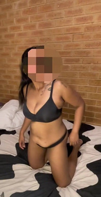 Ragazza arrapata si spoglia davanti al suo ragazzo