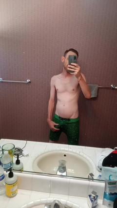 Jack_D_Stranger: Ich halte meinen schwanz hart &gestreichelt an den Rand und warte...