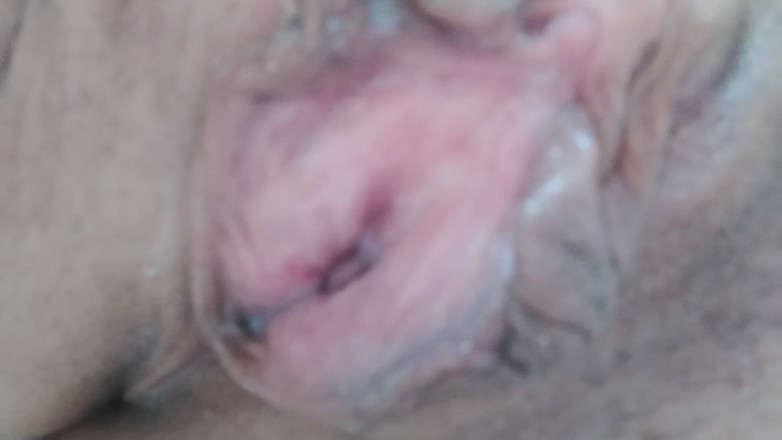 PetitminiHot: Masturbuje můj velký klitoris