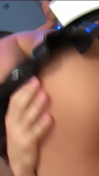 Seksi etnik hatun Ariana iki büyük beyaz yaraklı adamla ateşli üçlü seks yapıyor