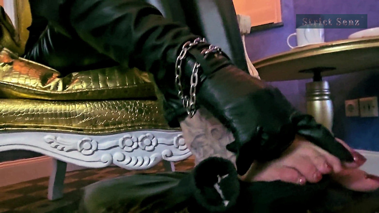 Strict Senz: Stina Stone femdom footworship bez kondom lízání nohou roubík od...