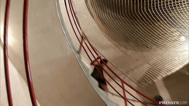 Private.com: Lesbian persendirian menggunakan dildo gergasi dalam pepek mereka