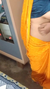 Sehr schönes bhabhi in gelber sari