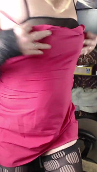 Curvă Transsexuală În Rochie Roșie