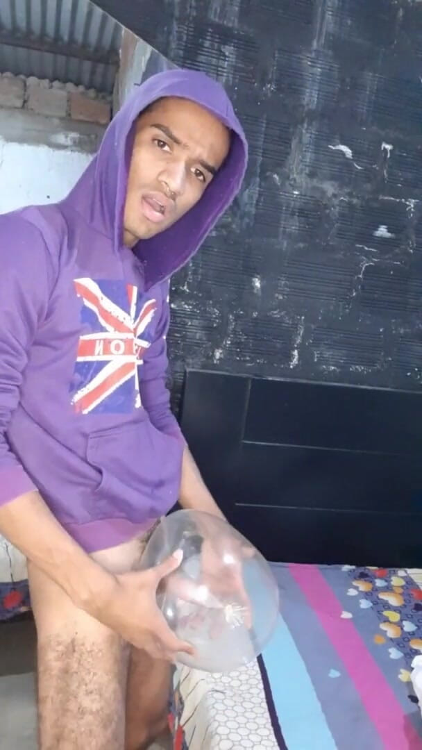 vergar4_daviid: Lelaki muda melancap dengan komdon inflated