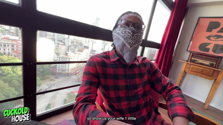 CuckoldHouse: 夫が妻を連れてカッコールド・ハウスで男性グループとセックスする