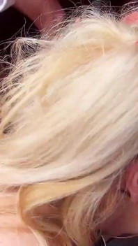 Gagica blondă perversă Miss Loly este futută tare în sex în grup cu ejaculare multiplă