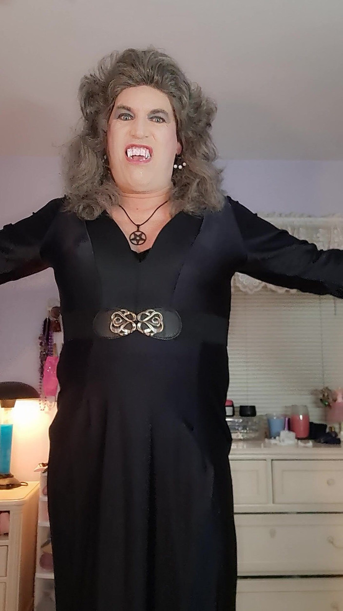 Victoria Lecherri: Halloween fericit de la contesa Victoria Queen a Damned!