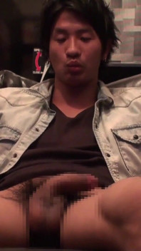 Asiatisk stor kuk tittade på hentai sedan busted två gånger.