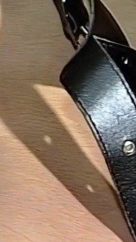 Cette esclave brune sexy est excitée