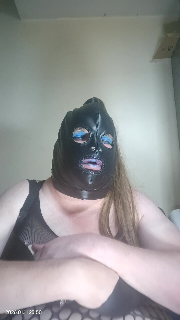 Stephanie-Nicole-TV: Bbw TV se joacă cu sfârcurile ei prin ciorapi plasă.