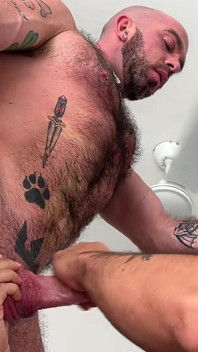 Nutria peluda con polla curva folla Charlie Ferreira con agujero de leche