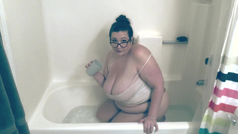 cutejayne: Awek montel bermain pantyhose tab mandi