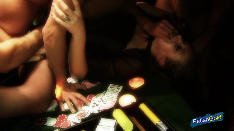 Gangbang Gone Wild: Blondine mit kleinen titten bekommt von drei älteren männern auf dem...