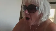 Mujer madura monta la polla caliente de su marido