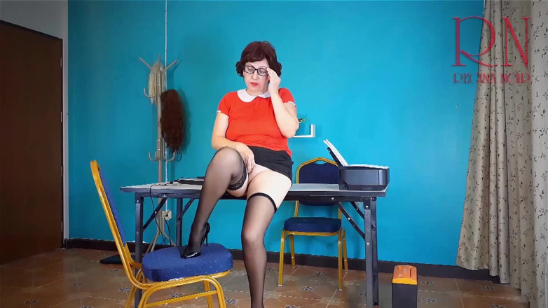 Regina Noir: Sexretary - ophis men kaimra. naarangi poshaak ke saath koee paintij...