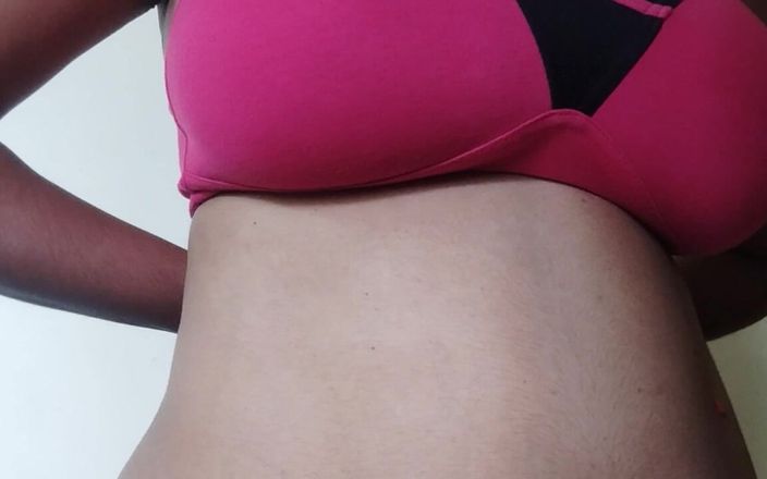 Kamasutragirl: Meia-irmã mostrando seus peitos naturais e buceta enquanto ninguém em...