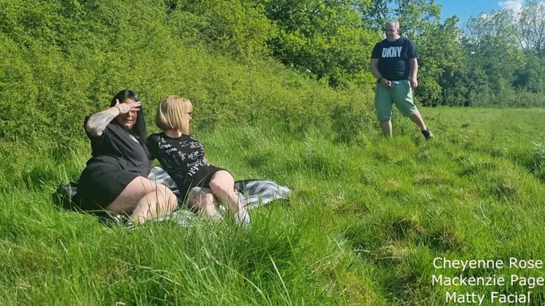 MattyFacial: Un couple de lesbiennes se filme dans la nature