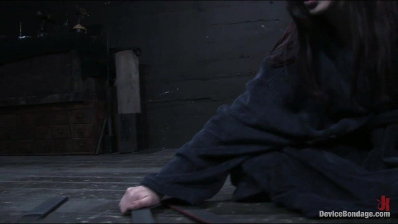 Device Bondage by Kink: Alice Sadique đến thăm thiết bị nô lệ