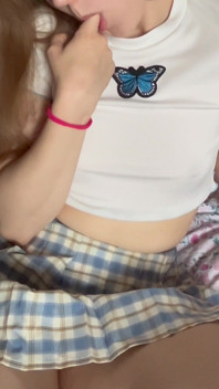 Roztomilá studentka Video pro tátu v uniformě masturbuje