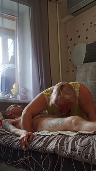 Une belle-mère suce une bite