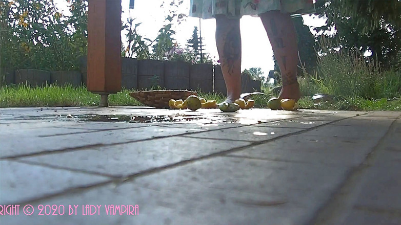 Domina Lady Vampira - SM Studio Femdom Empire: कुचल गर्मी - आपके नंगे पैरों के नीचे खट्टे फल छिड़कना