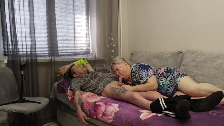 Zona901: Dziewczyna robi głębokie obciąganie, aby uzyskać część gorącej spermy w...