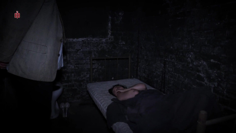 Inquisition and prison world: 48H gefängnis, extremer tag 2, gefangenes mädchen wird an ihr bett...