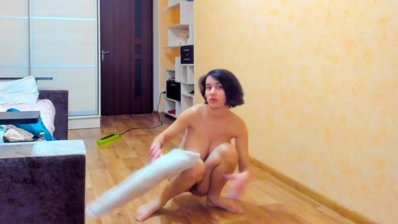 myla_angel: 假阳具乳交，抚摸阴户，手淫，穿着运动服的体操，胸部露出来