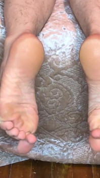 Je Montre Mes Chaussettes Et Mes Dessous De Pieds!