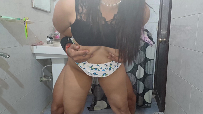 NaughtyWings: Ve stoje zezadu v koupelně Desi Bhabhi má hladkou kundičku