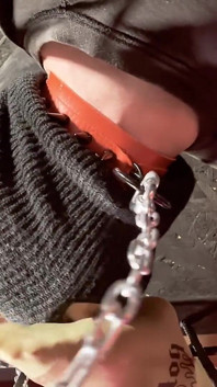 Nô lệ ngoan ngoãn trong lồng bú và liếm lòng bàn chân bà chủ nylon