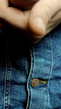 Masturbando e gozando na saia jeans