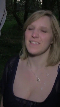 MILF swinger cum děvka manželka Kitty jde na svou první dogging misi